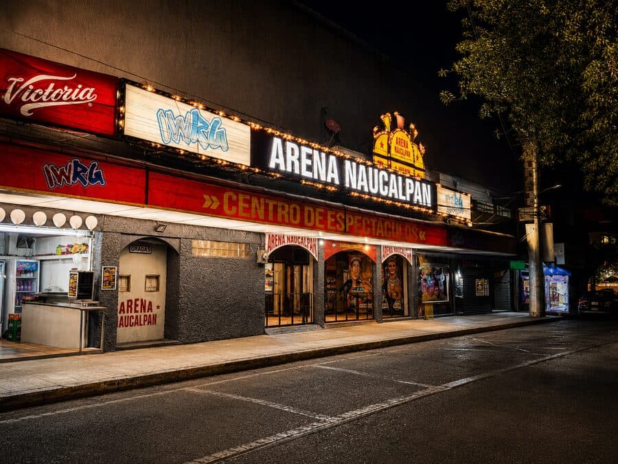 Fachada de Arena Naucalpan iluminada de noche