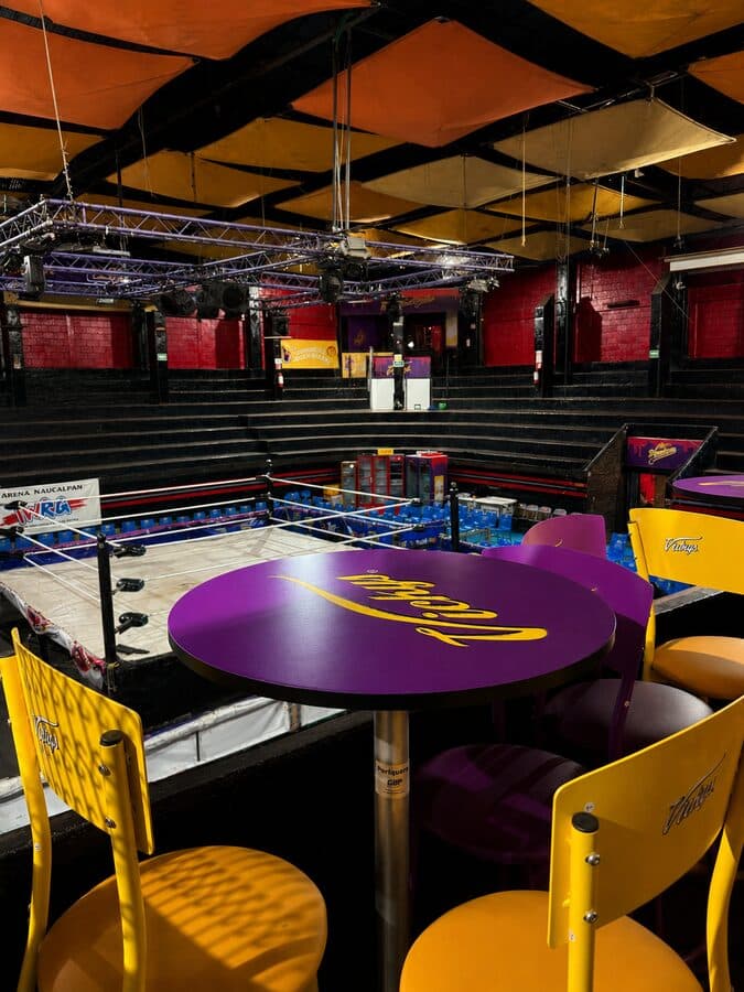Zona VIP con mesas a pie de ring en Arena Naucalpan