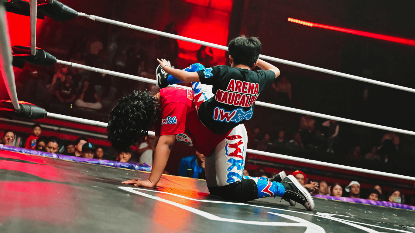 Niños entrenando lucha libre en la Escuela FILL IWRG
